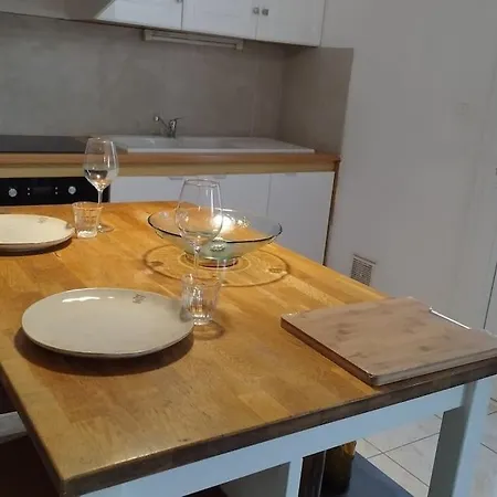 Charmante Maison T2 Plein Pied Avec Exterieur - Calme - Parking Facile Et Gratuit, Aux Arenes *