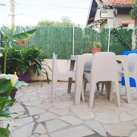 Charmante Maison T2 De Plein Pied Avec Exterieur Calme Aux Arenes Villa *