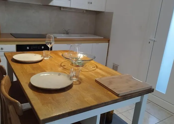 Charmante Maison T2 De Plein Pied Avec Exterieur Calme Aux Arenes *