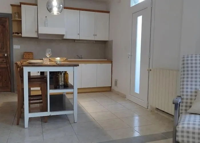 Charmante Maison T2 De Plein Pied Avec Exterieur Calme Aux Arenes Villa *