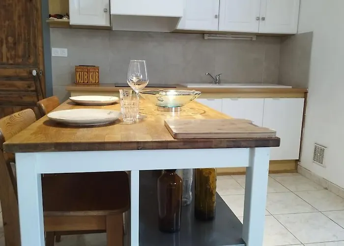 Charmante Maison T2 De Plein Pied Avec Exterieur Calme Aux Arenes